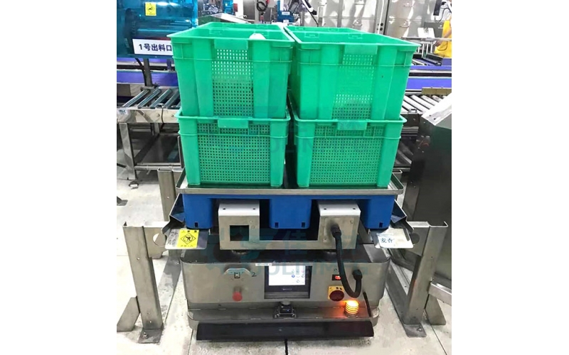 中央廚房?jī)舨舜a垛AGV搬運(yùn)設(shè)備